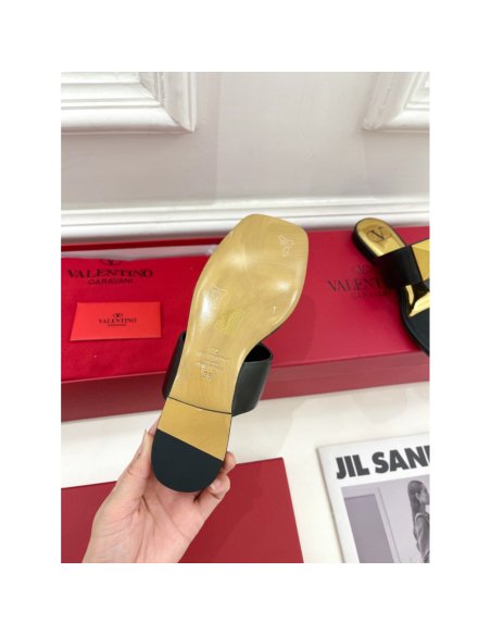Cheap Reps Valentino One Stud Flat Thong Sandals In Black Calfskin