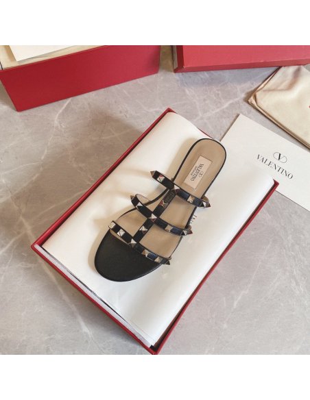 Cheap Reps Valentino Garavani Rockstud Flat Sandals In Black Calfskin