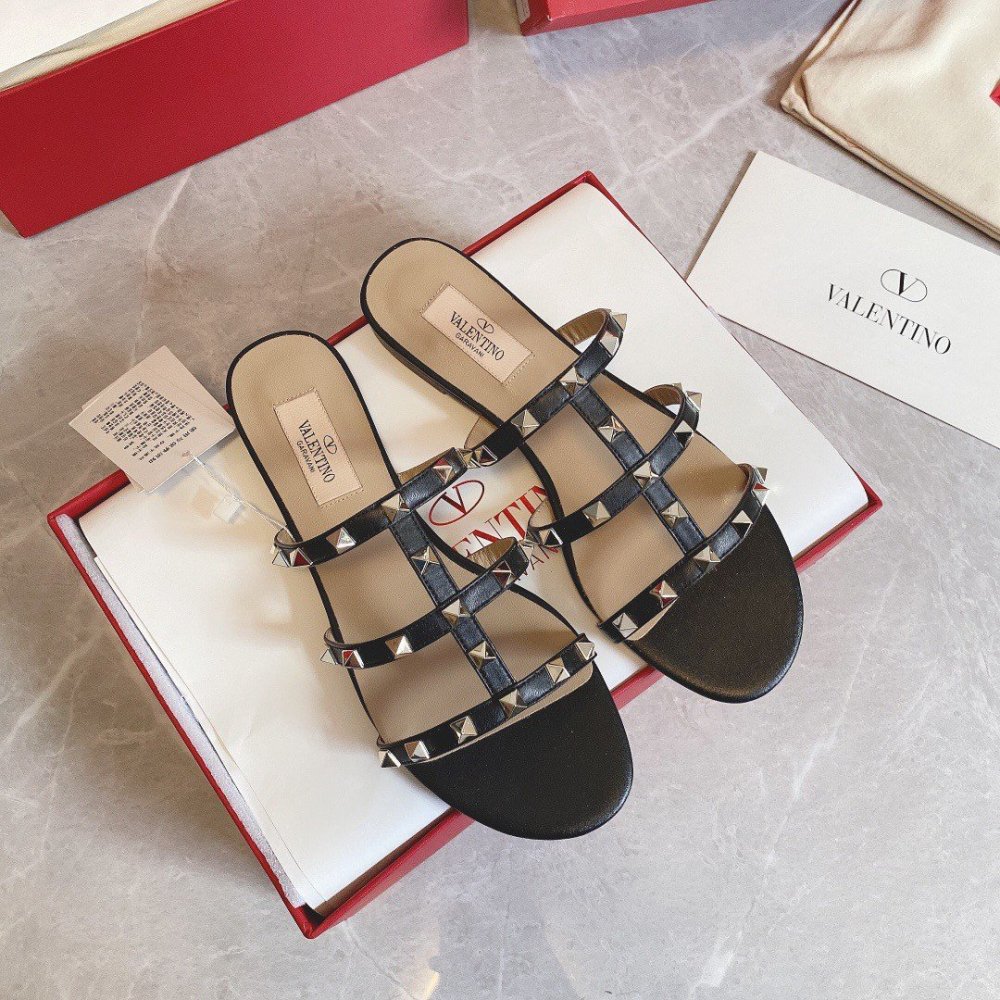 Cheap Reps Valentino Garavani Rockstud Flat Sandals In Black Calfskin