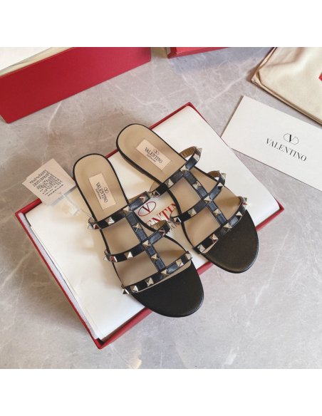 Cheap Reps Valentino Garavani Rockstud Flat Sandals In Black Calfskin