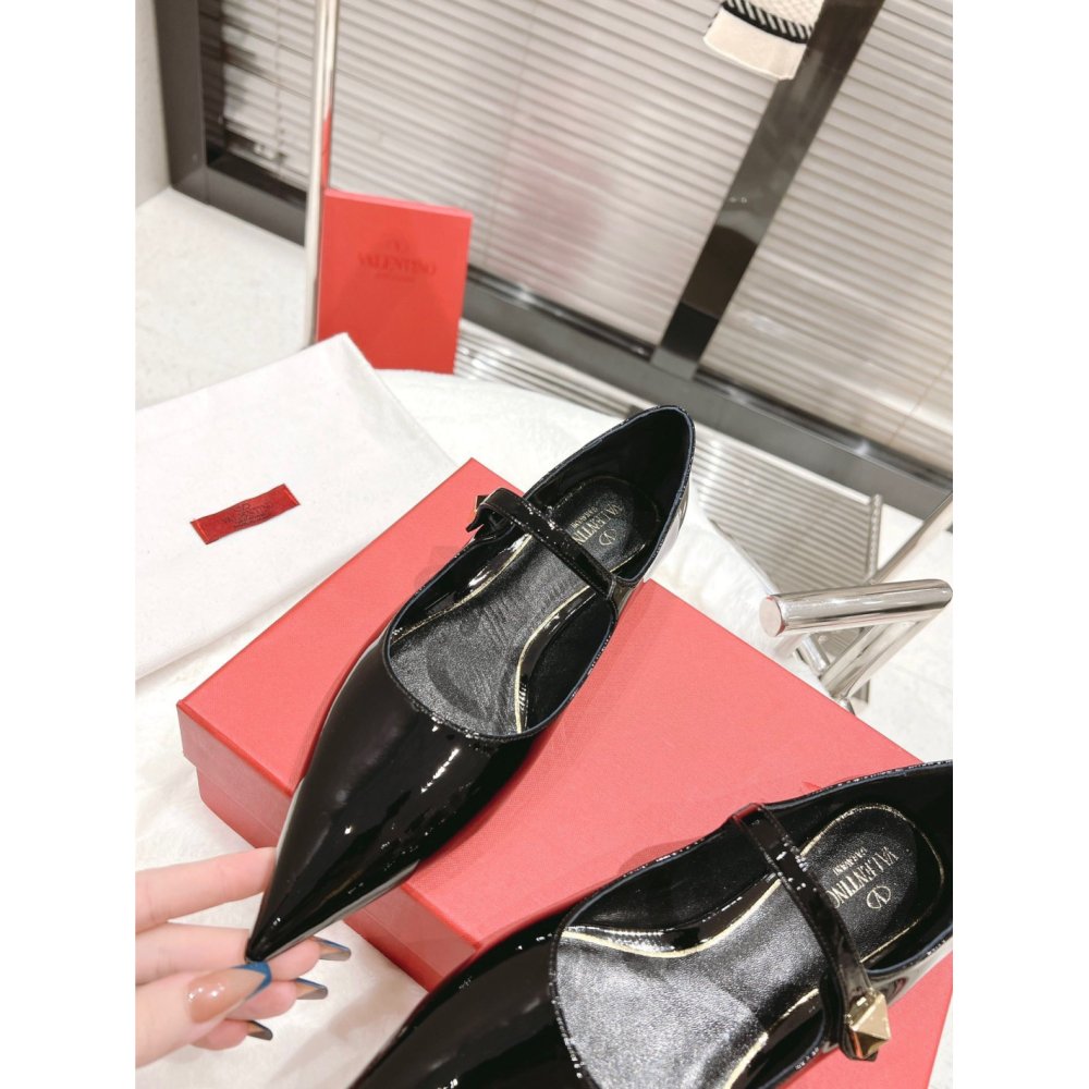 Cheap Reps Valentino Tiptoe Ballet Flats In Black Patent Leather