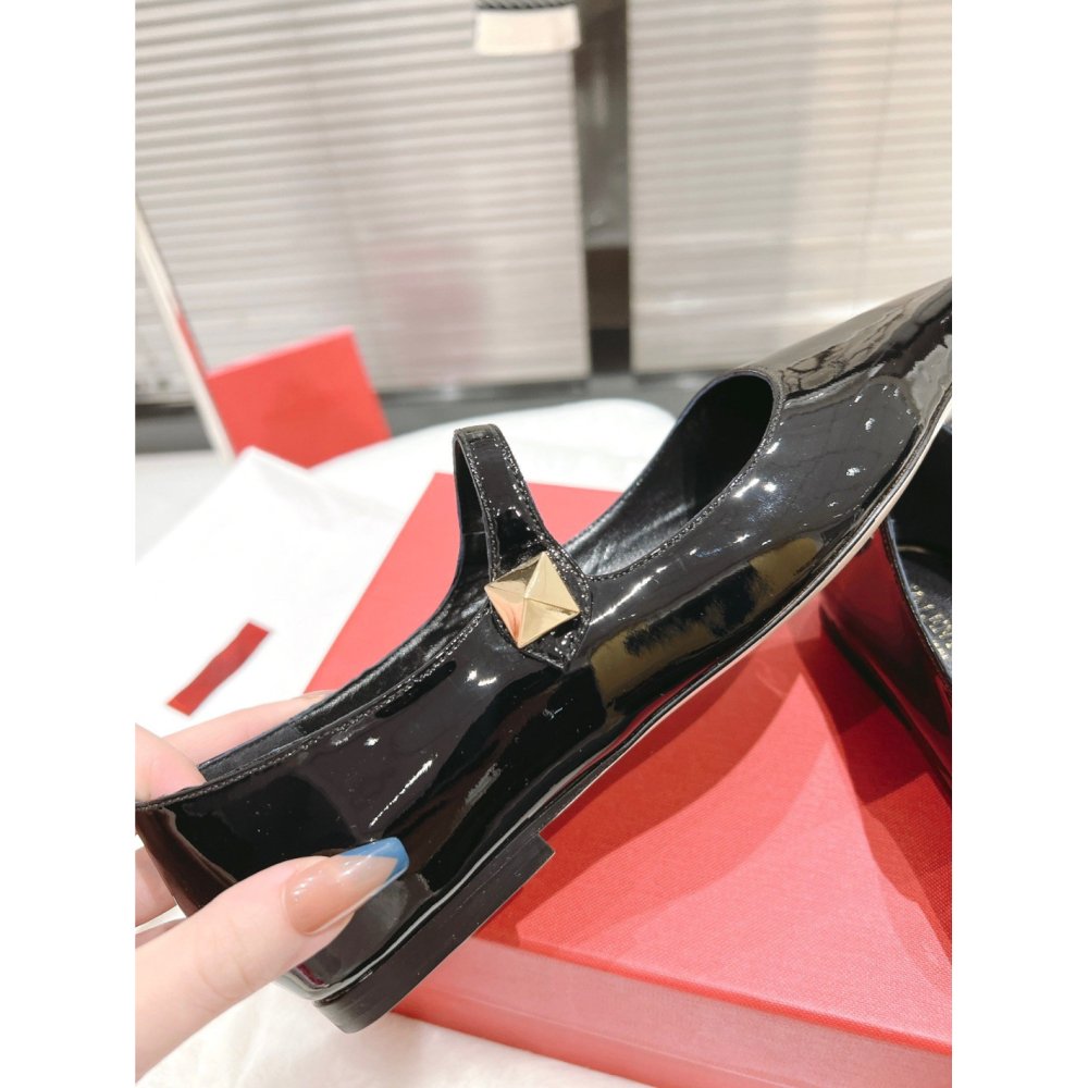 Cheap Reps Valentino Tiptoe Ballet Flats In Black Patent Leather