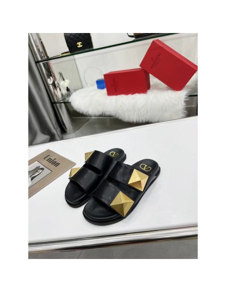 Cheap Reps Valentino One Stud Slide Sandals In Black Calfskin
