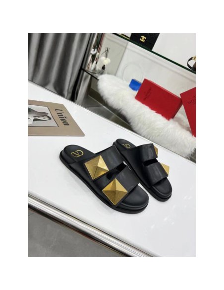 Cheap Reps Valentino One Stud Slide Sandals In Black Calfskin
