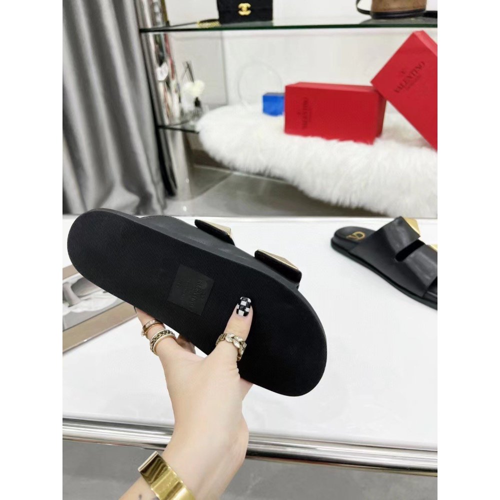 Cheap Reps Valentino One Stud Slide Sandals In Black Calfskin