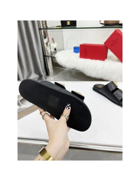 Cheap Reps Valentino One Stud Slide Sandals In Black Calfskin