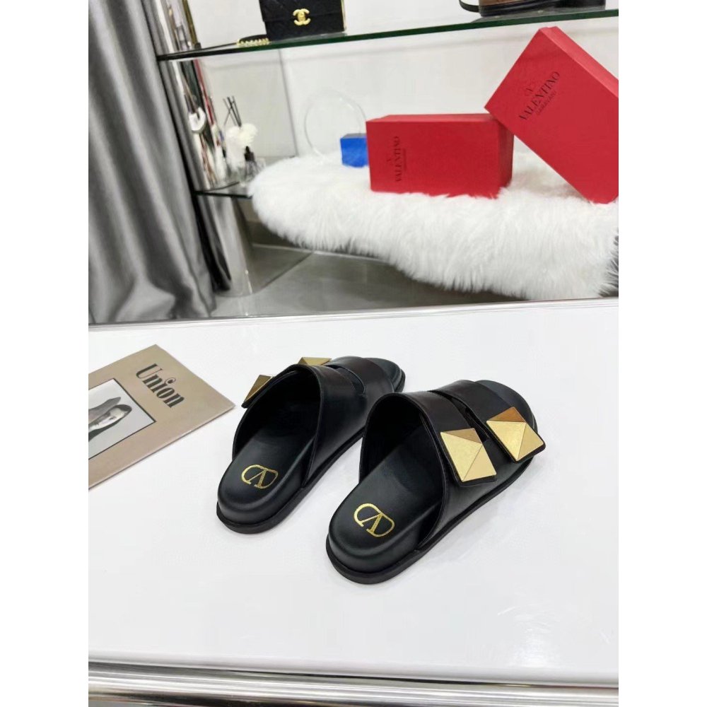 Cheap Reps Valentino One Stud Slide Sandals In Black Calfskin