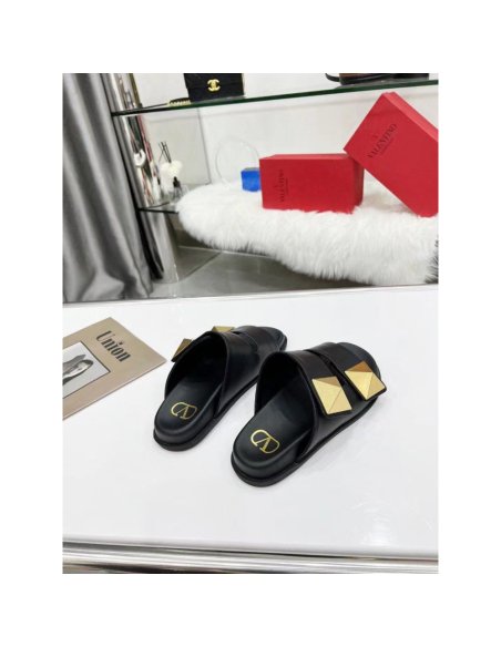 Cheap Reps Valentino One Stud Slide Sandals In Black Calfskin