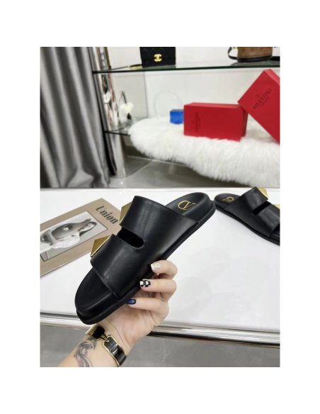 Cheap Reps Valentino One Stud Slide Sandals In Black Calfskin