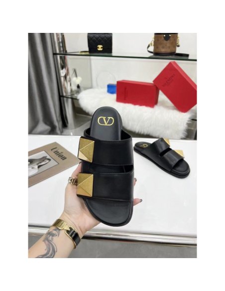 Cheap Reps Valentino One Stud Slide Sandals In Black Calfskin