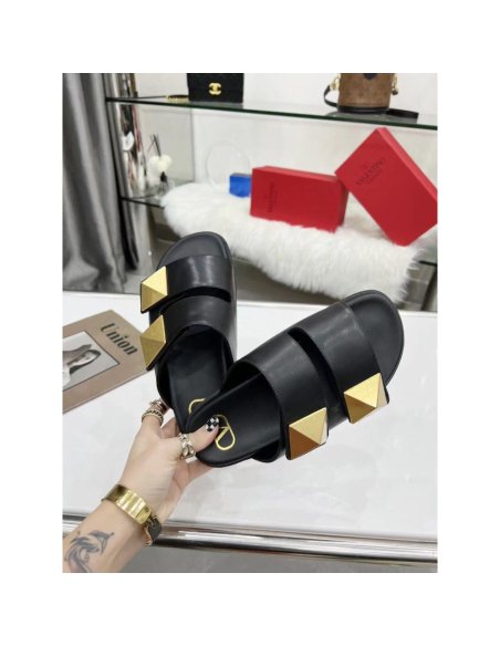 Cheap Reps Valentino One Stud Slide Sandals In Black Calfskin