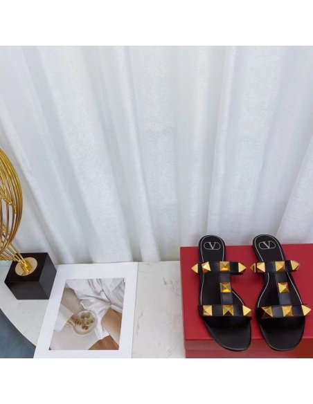 Cheap Reps Valentino Roman Stud Flat Slides In Black Calfskin